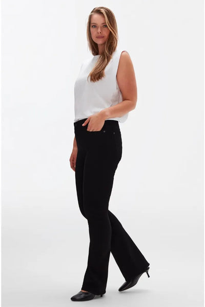 7 Bootcut bair, rinsed black jeans